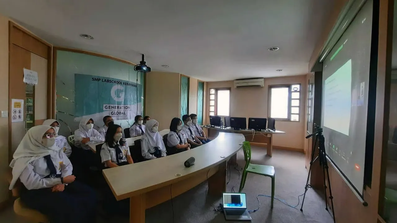 Young people from SMP Labschool Kebayoran in Indonesia participating in a video conference at school.